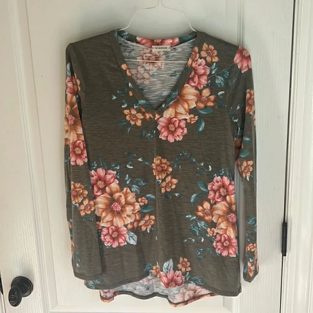 Viamor Gray floral soft top v-neck with flowers